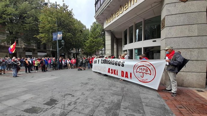 Archivo - Concentración de pensionistas ante la sede de Kutxabank