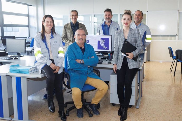 Primera fila, Sandra Jiménez (Volkswagen Navarra), Enrique Galdeano (Volkswagen Navarra) y Marta Cildoz (UPNA); en la segunda fila, Fermín Mallor (UPNA), Angel Balaguer (Volkswagen Navarra) y Fernando Aguado (Volkswagen Navarra).