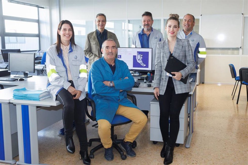Primera fila, Sandra Jiménez (Volkswagen Navarra), Enrique Galdeano (Volkswagen Navarra) y Marta Cildoz (UPNA); en la segunda fila, Fermín Mallor (UPNA), Angel Balaguer (Volkswagen Navarra) y Fernando Aguado (Volkswagen Navarra).