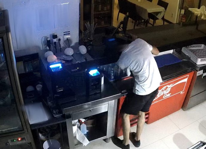 El detenido mientras cometía un robo.