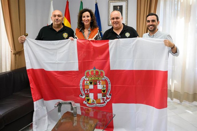 La alcaldesa de Almería, María del Mar Vázquez, entrega la bandera de la ciudad para el desfile de la Hispanidad en Nueva York.