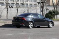 Herido un conductor de VTC tras recibir una pedrada en el aeropuerto de Sevilla