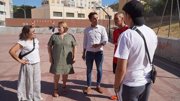 Los socialistas Pablo Orellana y Carmen Martín con vecinos de El Ejido en las pistas deportivas municipales