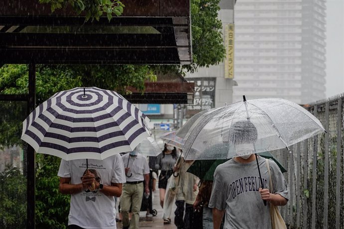 Peatones en japón bajo la lluvia