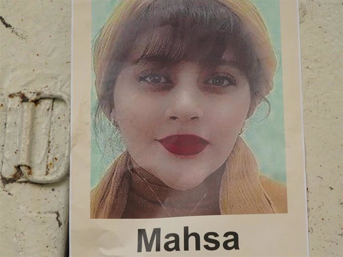 Cartel en recuerdo de Mahsa Amini, muerta tras ser detenida en Teherán por llevar mal puesto el velo