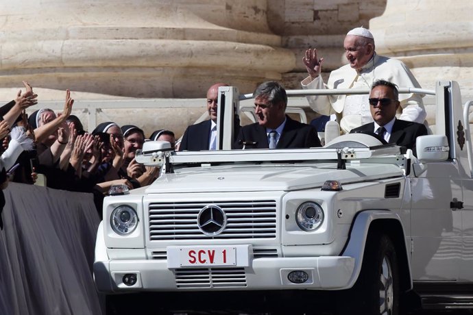 21 September 2022, Vatican, Vatican CIty: Pope Francis (2nd R) arrives to lead his Wednesday general audience at St. Peter's Square. Photo: Evandro Inetti/ZUMA Press Wire/dpa