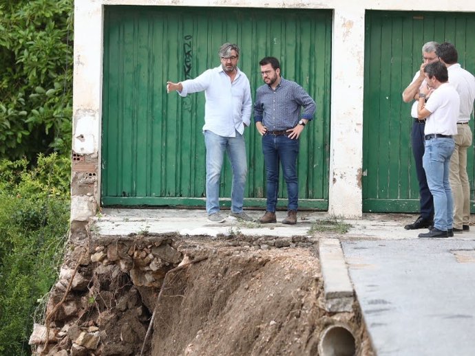 Aragons visitant el collegi afectat