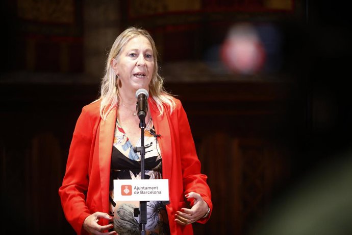 La líder de Junts a l'Ajuntament de Barcelona, Neus Munté, en unes declaracions als periodistes per la Merc