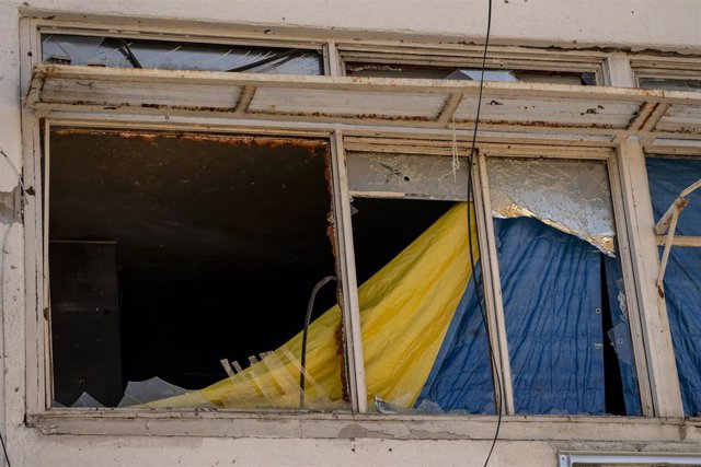 Bandera ucraniana en el interior de un edificio destruido en Járkov, Ucrania