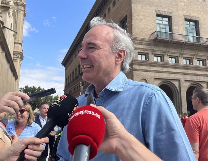El alcalde de Zaragoza, Jorge Azcón, en su visita a la Fan Zone.