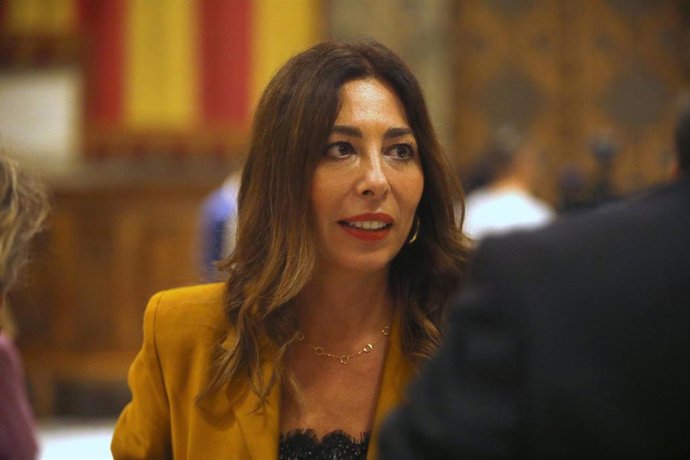 La líder de Cs en el Ayuntamiento de Barcelona, Luz Guilarte, tras atender a los medios en el consistorio por la Merc.
