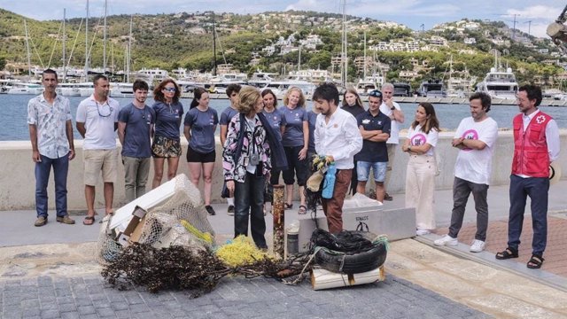 La Reina Doña Sofía participa en la campaña '1m2 por las playas y los mares' en el puerto de Andratx.