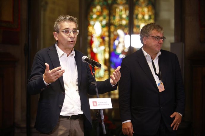 El tinent de Cultura de l'Ajuntament de Barcelona, Jordi Martí, al costat del responsable de Cultura de Roma (Itlia), Miguel Gotor, a l'Ajuntament de Barcelona
