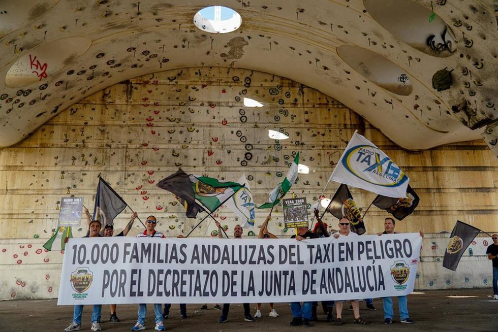 Concentración del sector del taxi en la parada del Estadio de la Cartuja, imagen de archivo