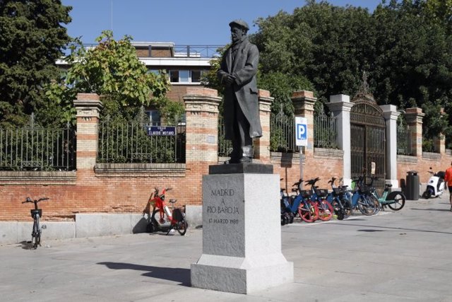 Escultura homenaje a Pío Baroja instalada en la Cuesta de Moyano
