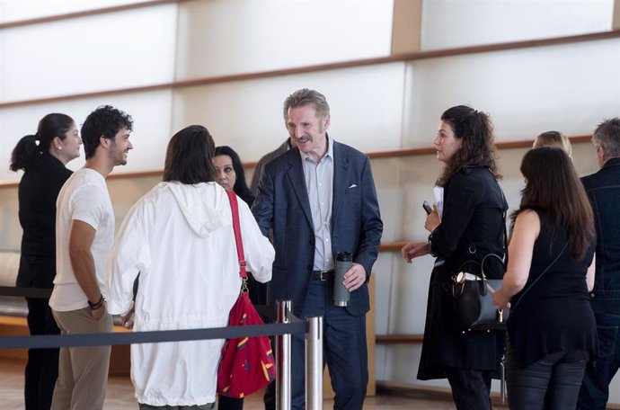 El actor Liam Neeson saluda en la presentación de 'Marlowe' en el Festival de San Sebastián.