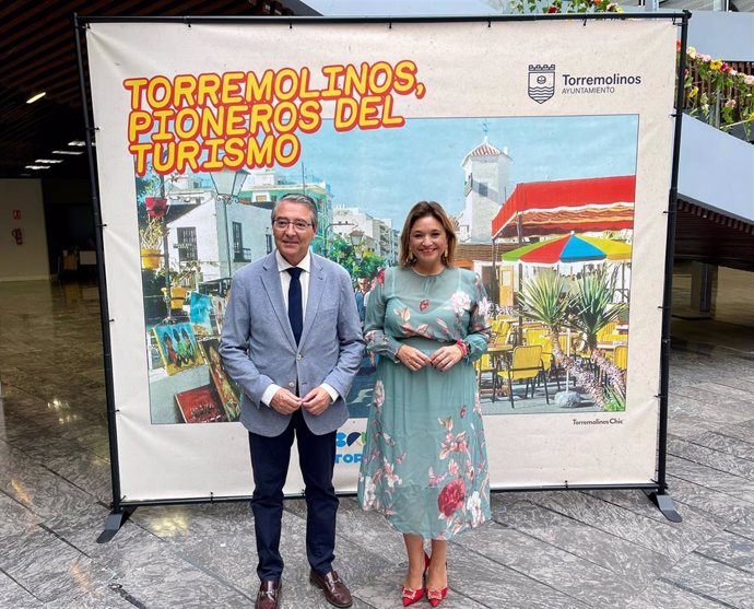 La alcaldesa de Torremolinos, Margarita del Cid, y el presidente de la Diputación de Málaga y Turismo Cota del Sol, Francisco Salado, en el homenaje a los pioneros del turismo