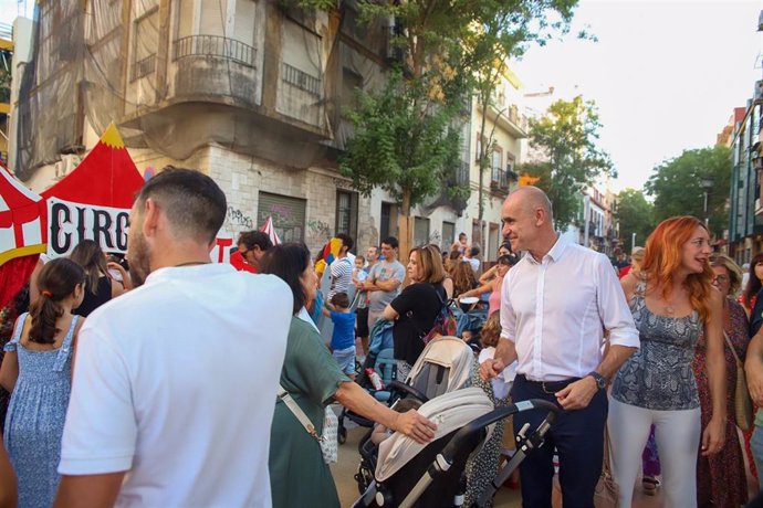 El alcalde de Sevilla, Antonio Muñoz, entre los vecinos durante la actividad desarrollada este viernes en la Avenida de la Cruz Roja.