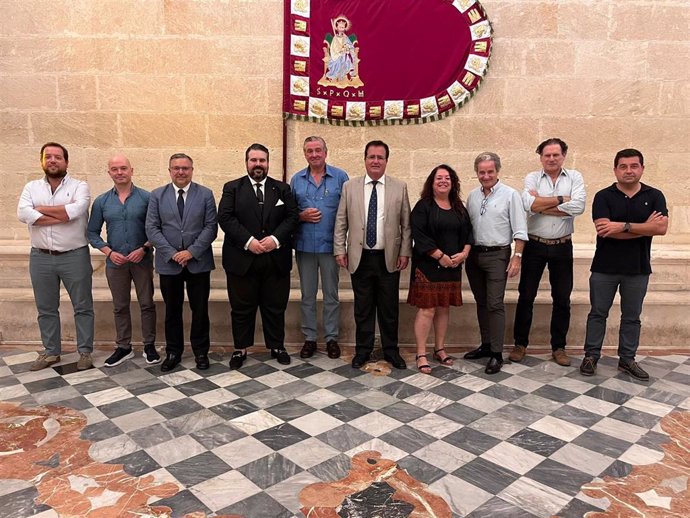 La delegada del Distrito Los Remedios, Encarnación Aguilar, y el delegado de Gobernación, Juan Carlos Cabrera, con el presidente de la Asociación de Comerciantes y Profesionales de Los Remedios, Manuel Ibáñez.