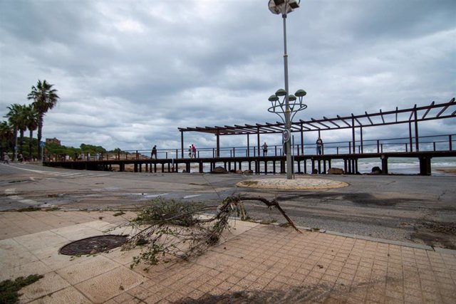 Estado en el que ha quedado la playa de Tarragona tras las tormentas, a 24 de septiembre de 2022, en Tarragona