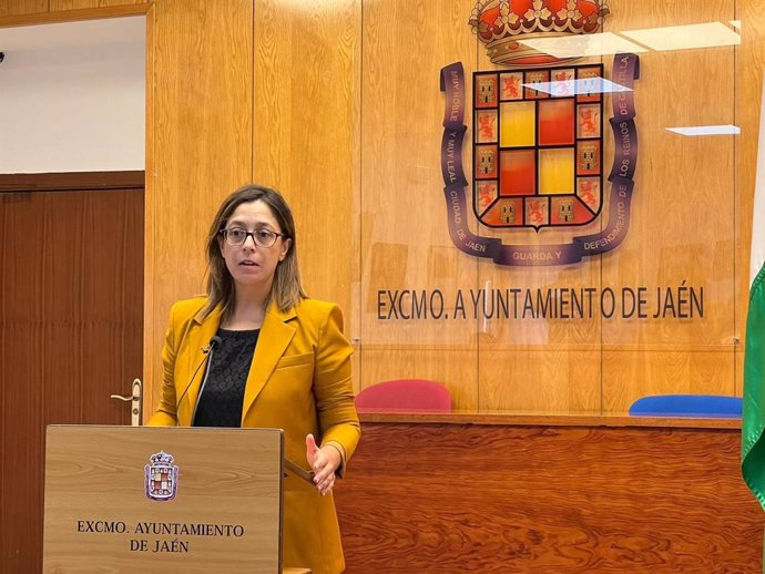 La portavoz del PSOE en el Ayuntamiento de Jaén, África Colomo.