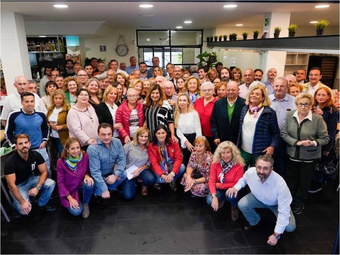 La presidenta del PP, María José Sáenz de Buruaga, mantiene un encuentro con afiliados de Santander