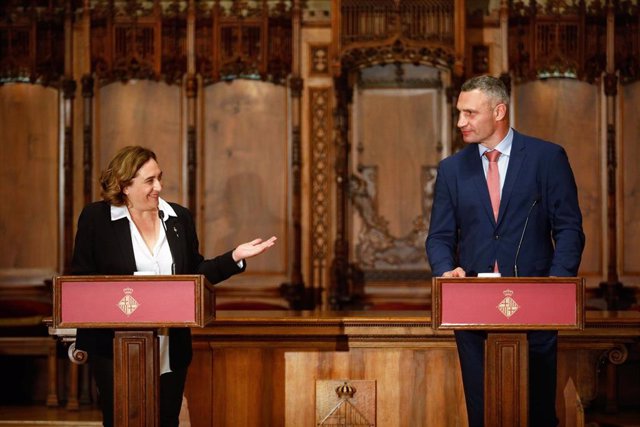 La alcaldesa de Barcelona, Ada Colau, y el alcalde de Kiev, Vitali Klitschko, tras firmar un acuerdo de colaboración entre ambas ciudades en el Ayuntamiento de la capital catalana