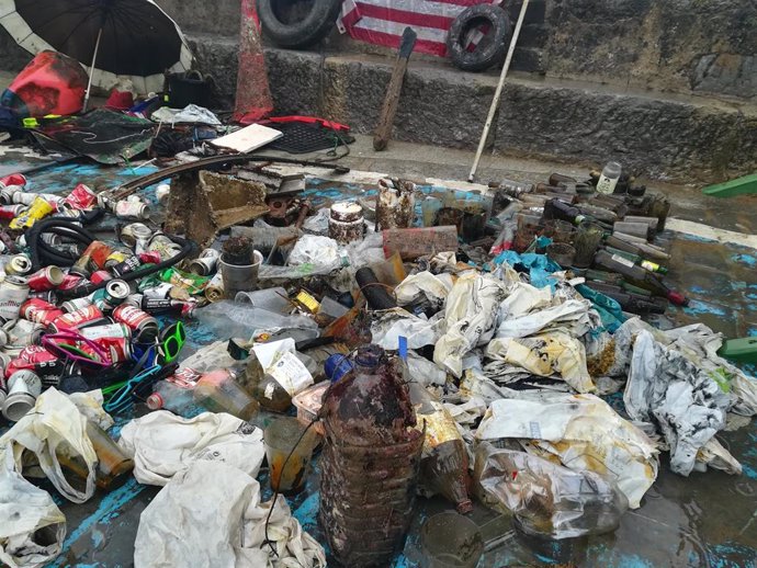 Buceadores voluntarios retiran 190 kilos de residuos marinos en Lekeitio (Bizkaia)