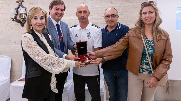 La RFEF entrega a la familia de José Ángel Zalba la Medalla de Oro del Fútbol otorgada al ex presidente del Zaragoza fallecido en agosto.
