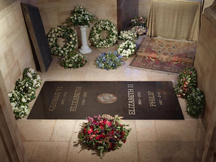 La lápida de la reina Isabel II en la Capilla del Rey Jorge del Castillo de Windsor