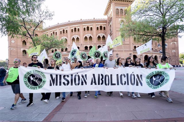 El presentador Jorge Javier Vázquez (c) participa junto a un grupo de personas en una manifestación antitaurina, con un pancarta que reza 'Misión Abolición' en la plaza de toros de las Ventas, a 24 de septiembre de 2022, en Madrid (España). 