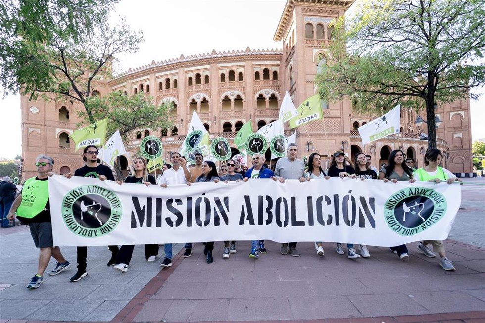 El presentador Jorge Javier Vázquez (c) participa junto a un grupo de personas en una manifestación antitaurina, con un pancarta que reza 'Misión Abolición' en la plaza de toros de las Ventas, a 24 de septiembre de 2022, en Madrid (España). 