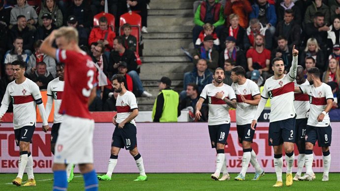24 September 2022, Czech Republic, Prague: Portugal's Diogo Dalot (R) celebrates scoring his side's first goal with teammates during the UEFA Nations League Group B soccer match between Czech Republic and Portugal at Sinobo stadium. Photo: Kamaryt Micha
