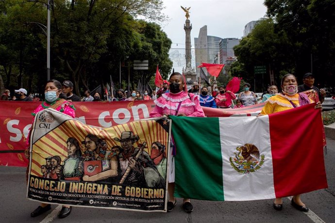 Manifestantes piden justicia por los 43 estudiantes desaparecidos en Ayotzinapa, en Ciudad de México