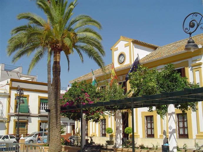 Archivo - Fachada del Ayuntamiento de Guillena.