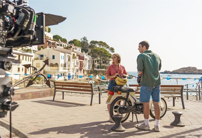 Archivo - Los actores Clara Galle y Julio Peña en el set de rodaje de 'A través del mar' en Begur (Girona)