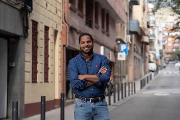 El líder de Vox en Catalunya, Ignacio Garriga, ante la sede del partido en Barcelona antes de la entrevista de Europa Press.