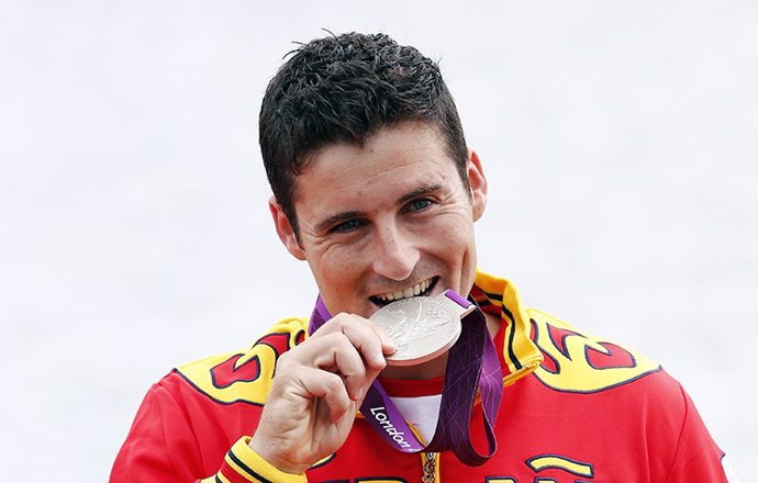 Archivo - El palista español David Cal muerde la medalla de plata lograda en los Juegos Olímpicos de Londres.
