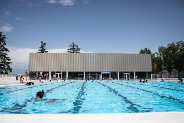 Archivo - Imagen de recurso de una piscina municipal en Madrid