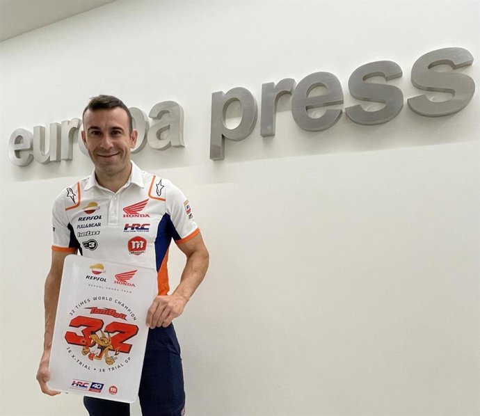 El piloto Toni Bou, en la redacción de Europa Press.
