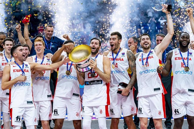 Los jugadores de la selección española de baloncesto tras conquistar el Eurobasket 2022