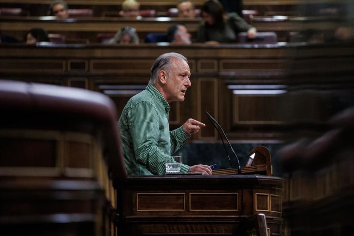 Archivo - El diputado Unidas Podemos-En Comú Podem-Galicia, Roberto Uriarte, interviene durante una sesión plenaria, en el Congreso 