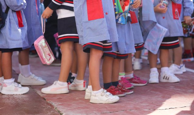 Varios niños en el patio el día de inicio del curso en el colegio de la Alameda de Osuna, a 5 de septiembre de 2022, en Madrid 
