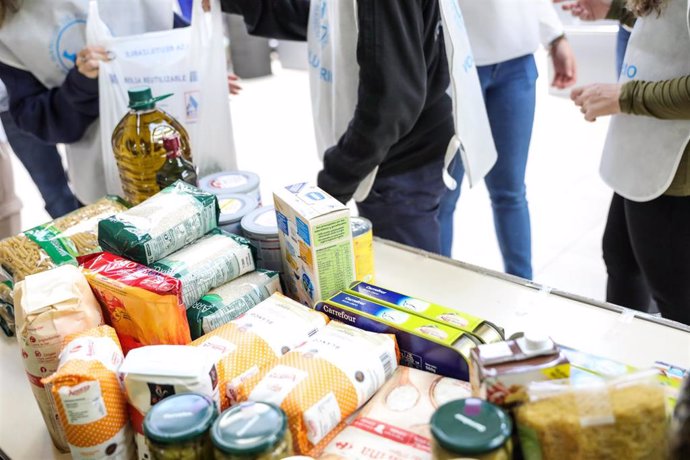 Archivo - Comida donada en el Carrefour de Alcobendas, uno de los muchos puntos de recogida de alimentos. En Madrid, a 24 de noviembre de 2019.