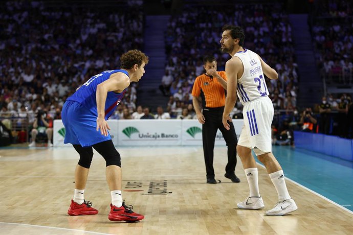 Archivo - Sergio Llull, del Reial Madrid, i Rokas Jokubaitis, del FC Barcelona, durant la final de la passada Lliga Endesa