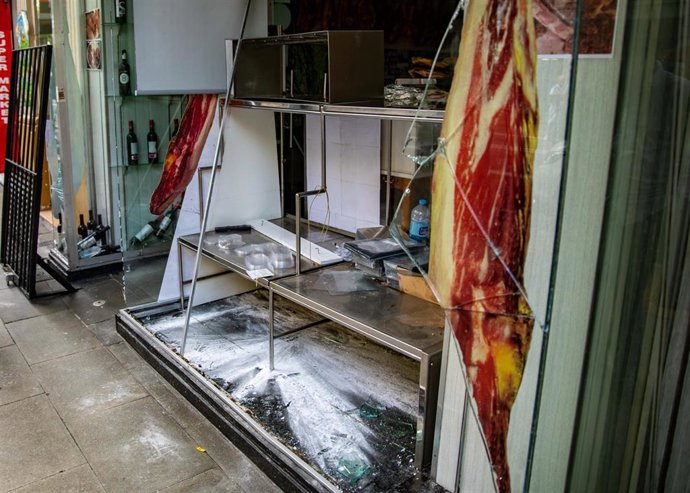 Desperfectos en una tienda durante los altercados
