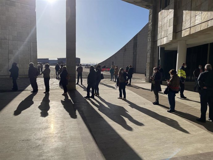 Archivo - Una larga fila de personas se aglomera en la vacunación masiva de Santiago de Compostela a 6 de abril de 2021.
