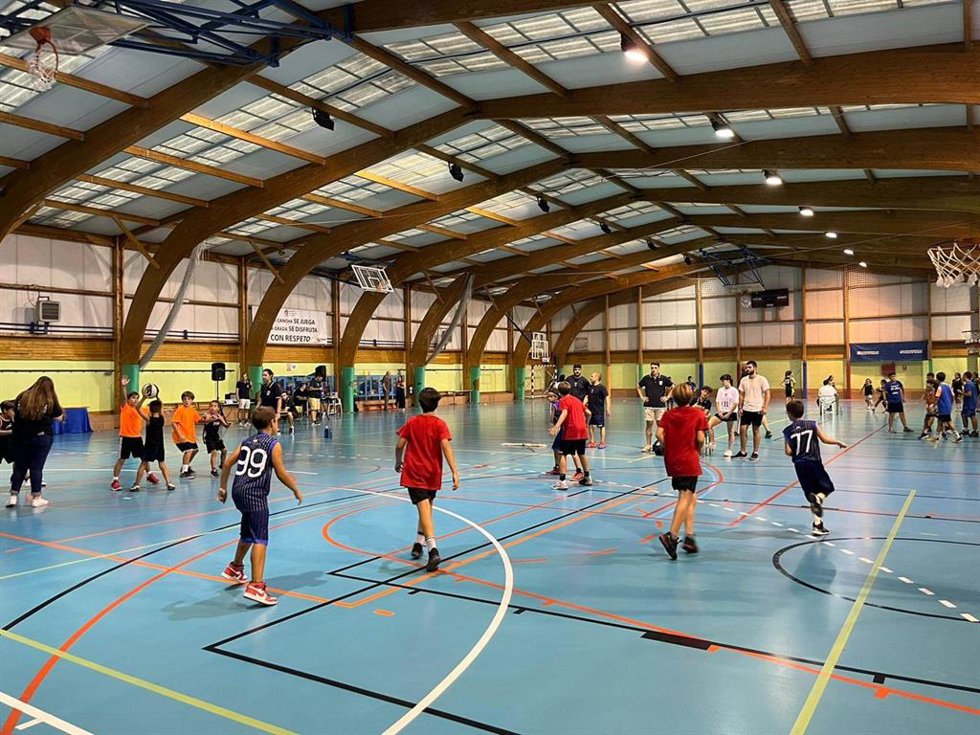 Archivo - Jugando al baloncesto