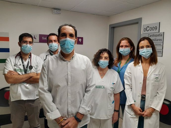 En el centro de la imagen, Iván, un paciente de la unidad de Cardiopatías Familiares del Hospital Virgen de las Nieves, rodeado de parte del equipo.
