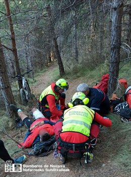 Rescate de un ciclista accidentado en Olloki.